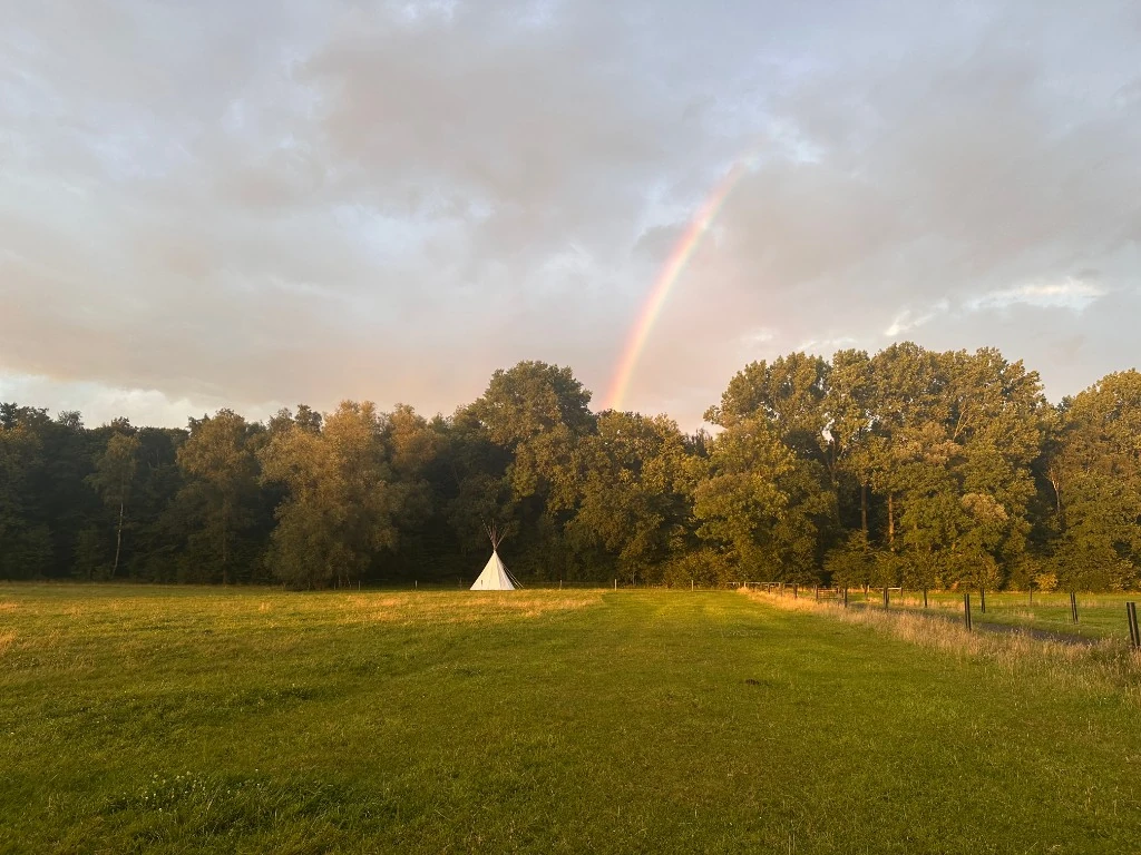 Tipi mit Regenbogen – Natur und Magie