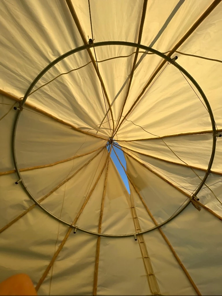 Innenansicht eines Tipis – Stangen und Zelttuch